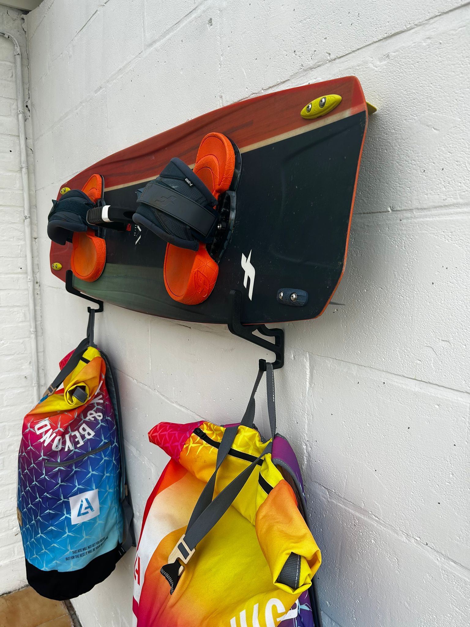 Rack mural horizontal pour twintip avec 2 crochets – rangement kitesurf polyvalent